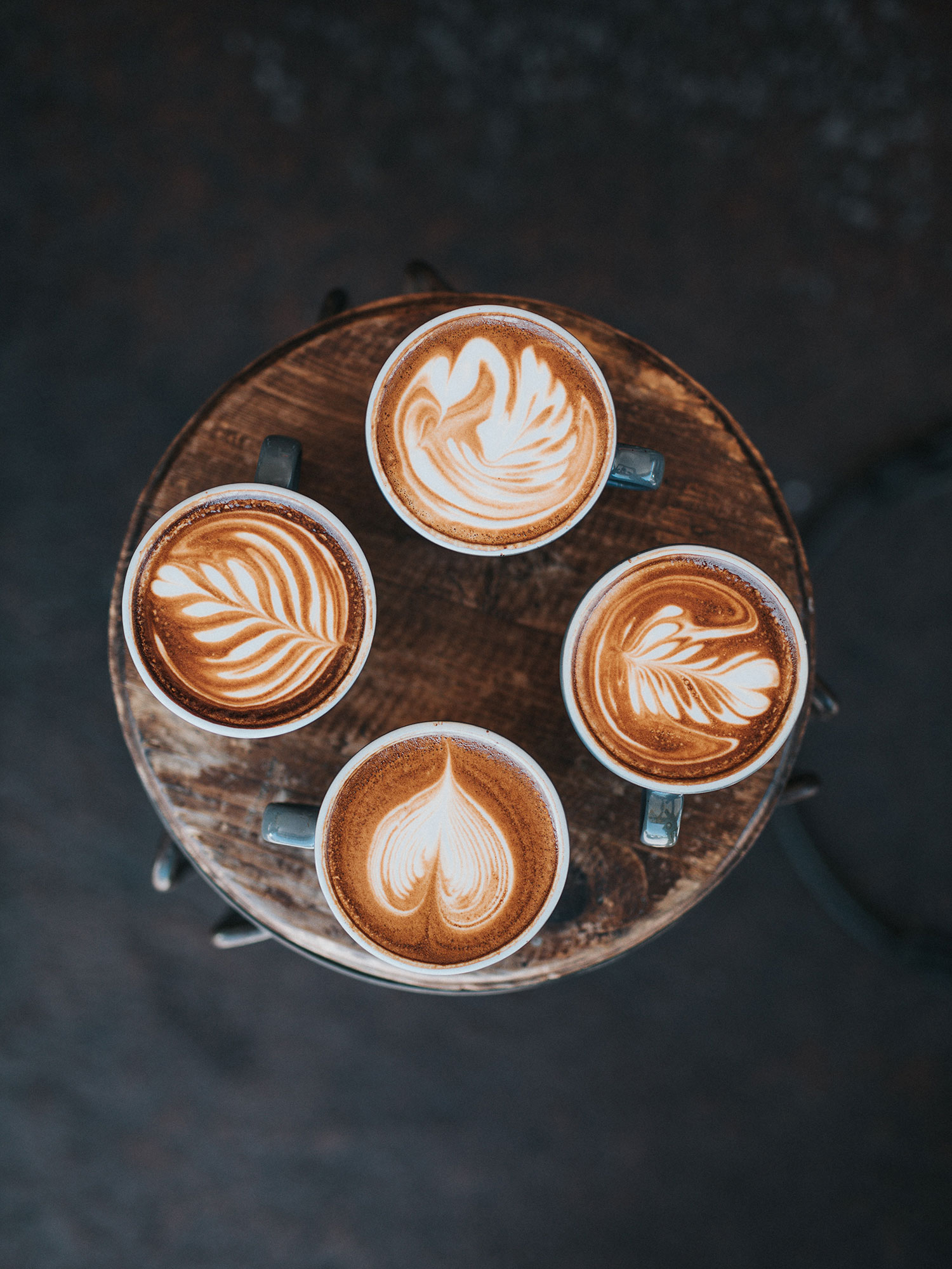 Verschiedene Latte-Art-Varianten, die unsere Barista auch auf deinen Kaffee zaubern.