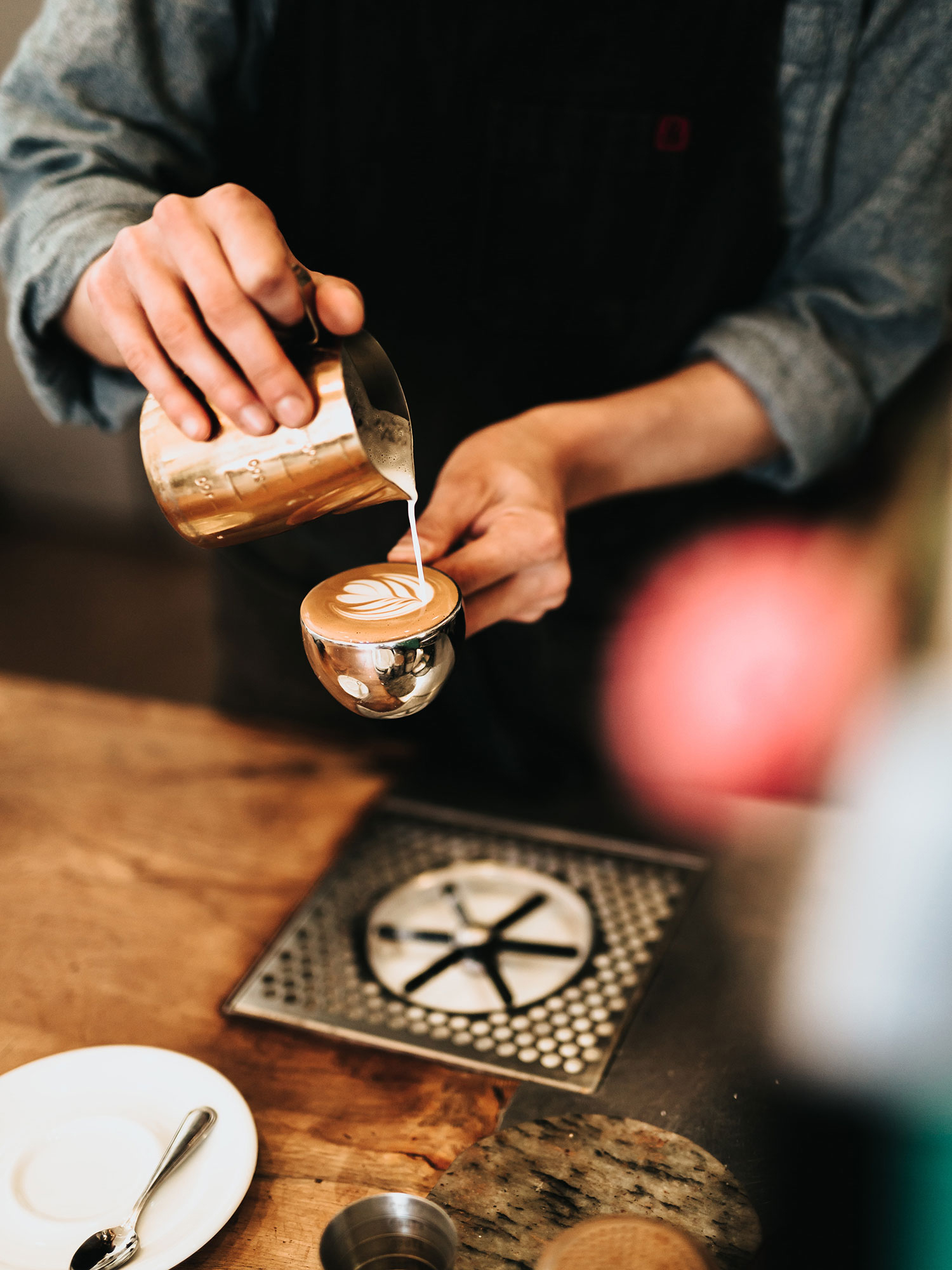 Einer unserer Barista, beim Zaubern von Latte Art.